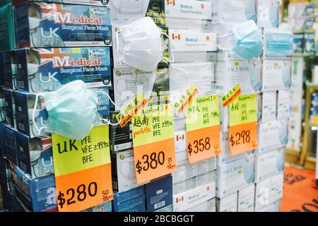 Hong Kong, 04 avril 2020 - des masques chirurgicaux sont vendus à Hong Kong avec un prix accru en raison du coronavirus. Banque D'Images