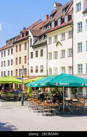 Cafés et restaurants tables de plein air dans la vieille ville de Munich, Allemagne Banque D'Images
