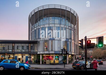 La structure circulaire moderne de la gare routière de Bath à Dorchester place Bath, Somerset, Angleterre, Royaume-Uni Banque D'Images