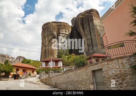 KALAMBAKA, GRÈCE - 10 SEPTEMBRE 2018: Ville étonnante sous les rochers de Meteora. Panorama de avec les montagnes rocheuses, le monument de six monastères en Grèce Banque D'Images