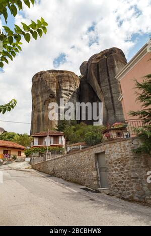 KALAMBAKA, GRÈCE - 10 SEPTEMBRE 2018: Ville étonnante sous les rochers de Meteora. Panorama de avec les montagnes rocheuses, le monument de six monastères en Grèce Banque D'Images