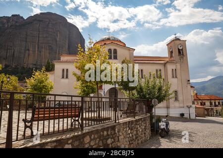 KALAMBAKA, GRÈCE - 10 SEPTEMBRE 2018: Ville étonnante sous les rochers de Meteora. Panorama de avec les montagnes rocheuses, le monument de six monastères en Grèce Banque D'Images