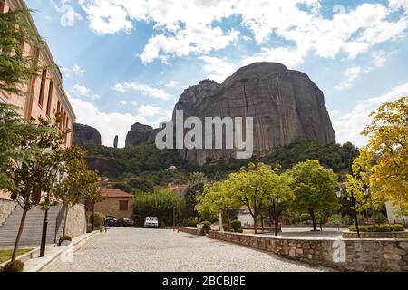 KALAMBAKA, GRÈCE - 10 SEPTEMBRE 2018: Ville étonnante sous les rochers de Meteora. Panorama de avec les montagnes rocheuses, le monument de six monastères en Grèce Banque D'Images