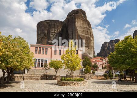 KALAMBAKA, GRÈCE - 10 SEPTEMBRE 2018: Ville étonnante sous les rochers de Meteora. Panorama de avec les montagnes rocheuses, le monument de six monastères en Grèce Banque D'Images