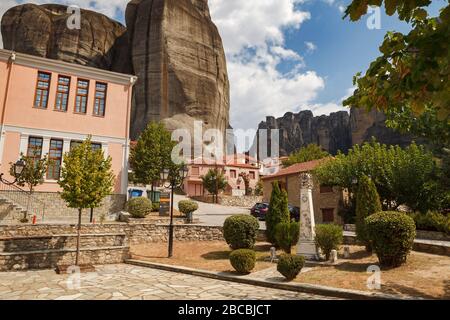 KALAMBAKA, GRÈCE - 10 SEPTEMBRE 2018: Ville étonnante sous les rochers de Meteora. Panorama de avec les montagnes rocheuses, le monument de six monastères en Grèce Banque D'Images