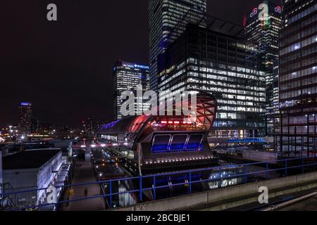 Vue nocturne du restaurant Big Easy American style dans le bâtiment de la gare Crossrail à Canary Wharf, est de Londres Royaume-Uni Banque D'Images