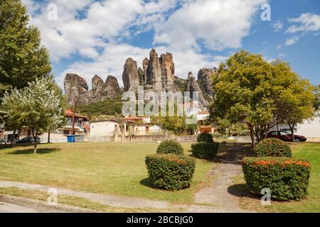 KALAMBAKA, GRÈCE - 10 SEPTEMBRE 2018: Ville étonnante sous les rochers de Meteora. Panorama de avec les montagnes rocheuses, le monument de six monastères en Grèce Banque D'Images