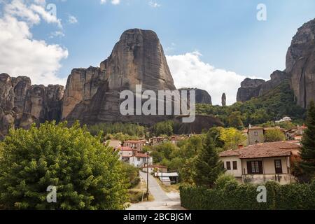 KALAMBAKA, GRÈCE - 10 SEPTEMBRE 2018: Ville étonnante sous les rochers de Meteora. Panorama de avec les montagnes rocheuses, le monument de six monastères en Grèce Banque D'Images