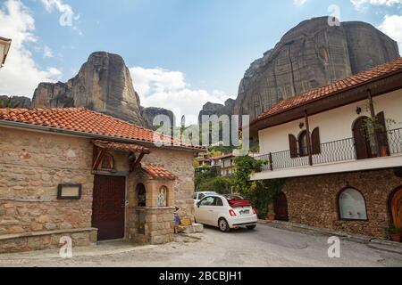 KALAMBAKA, GRÈCE - 10 SEPTEMBRE 2018: Ville étonnante sous les rochers de Meteora. Panorama de avec les montagnes rocheuses, le monument de six monastères en Grèce Banque D'Images