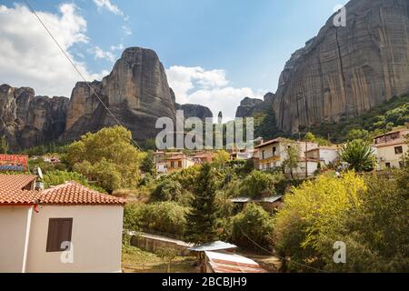 KALAMBAKA, GRÈCE - 10 SEPTEMBRE 2018: Ville étonnante sous les rochers de Meteora. Panorama de avec les montagnes rocheuses, le monument de six monastères en Grèce Banque D'Images