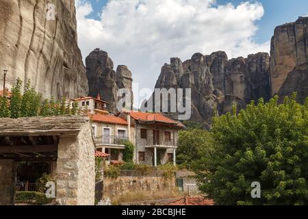 KALAMBAKA, GRÈCE - 10 SEPTEMBRE 2018: Ville étonnante sous les rochers de Meteora. Panorama de avec les montagnes rocheuses, le monument de six monastères en Grèce Banque D'Images