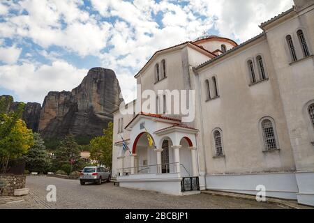 KALAMBAKA, GRÈCE - 10 SEPTEMBRE 2018: Ville étonnante sous les rochers de Meteora. Panorama de avec les montagnes rocheuses, le monument de six monastères en Grèce Banque D'Images