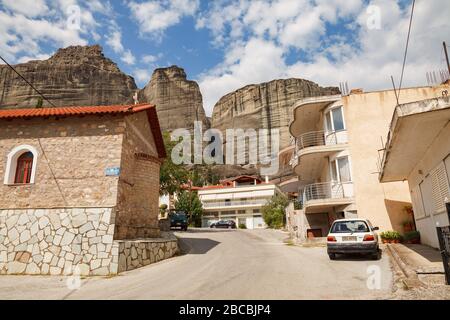 KALAMBAKA, GRÈCE - 10 SEPTEMBRE 2018: Ville étonnante sous les rochers de Meteora. Panorama de avec les montagnes rocheuses, le monument de six monastères en Grèce Banque D'Images