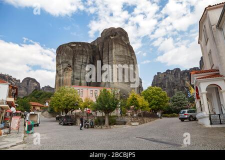 KALAMBAKA, GRÈCE - 10 SEPTEMBRE 2018: Ville étonnante sous les rochers de Meteora. Panorama de avec les montagnes rocheuses, le monument de six monastères en Grèce Banque D'Images