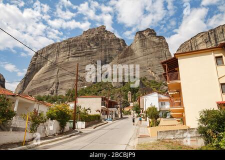 KALAMBAKA, GRÈCE - 10 SEPTEMBRE 2018: Ville étonnante sous les rochers de Meteora. Panorama de avec les montagnes rocheuses, le monument de six monastères en Grèce Banque D'Images