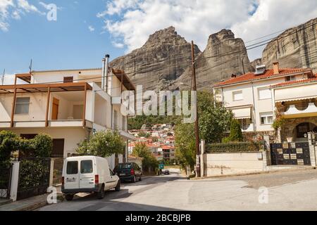 KALAMBAKA, GRÈCE - 10 SEPTEMBRE 2018: Ville étonnante sous les rochers de Meteora. Panorama de avec les montagnes rocheuses, le monument de six monastères en Grèce Banque D'Images