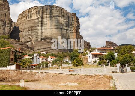 KALAMBAKA, GRÈCE - 10 SEPTEMBRE 2018: Ville étonnante sous les rochers de Meteora. Panorama de avec les montagnes rocheuses, le monument de six monastères en Grèce Banque D'Images