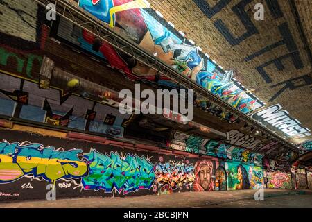 Leake Street, également connu sous le nom de Graffiti Tunnel, sous la gare de Waterloo, Lambeth, Londres Banque D'Images