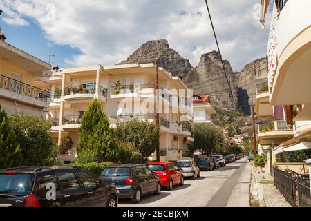 KALAMBAKA, GRÈCE - 10 SEPTEMBRE 2018: Ville étonnante sous les rochers de Meteora. Panorama de avec les montagnes rocheuses, le monument de six monastères en Grèce Banque D'Images