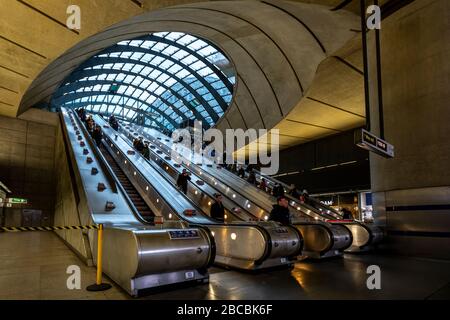 Escaliers mécaniques à la station de métro Canary Wharf sur la Jubilee Line, Londres, Angleterre Banque D'Images