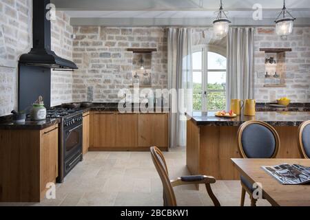 Intérieur classique en pierre avec grande cuisine en bois. Banque D'Images