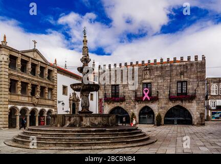 Viana do Castelo / Portugal - 4 octobre 2016: Fontaine et Igreja da Misericordia sur Praca da Republica (place de la République). Banque D'Images