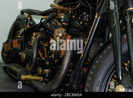 WROCLAW, POLOGNE - 11 août 2019: Les voitures des États-Unis montrent: Fragment de vintage élégant moteur noir et cuivre avec des tuyaux du système d'échappement et de feu de position Banque D'Images