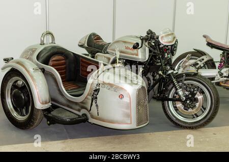 WROCLAW, POLOGNE - 11 août 2019: Les voitures américaines montrent: Vintage gris Honday vélo avec voiture latérale. Banque D'Images