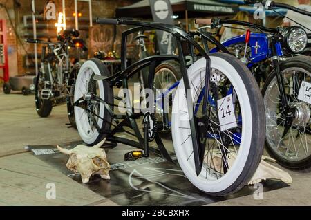 WROCLAW, POLOGNE - 11 août 2019: Les voitures des États-Unis montrent: Des vélos de ville inhabituels. Banque D'Images