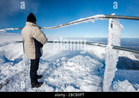 Homme dans ses années soixante au point de vue près du sommet de Sniezka, Karkonosze, dans la chaîne de montagnes de Sudetes, parc national de Karkonosze, Basse-Silésie, Pologne Banque D'Images