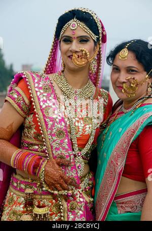 Mother hugging bride sur le jour du mariage Banque D'Images