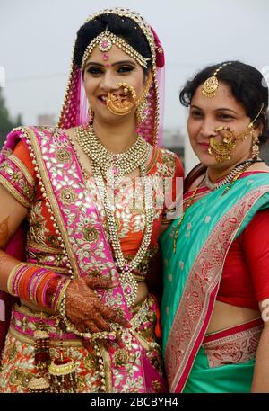 Mother hugging bride sur le jour du mariage Banque D'Images