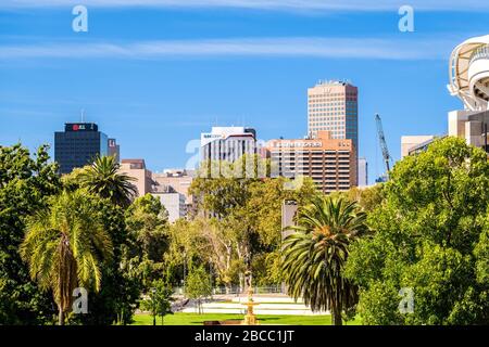 Adélaïde, Australie - 23 février 2020 : vue sur les gratte-ciel d'Adélaïde par les jardins Pennington en une journée Banque D'Images