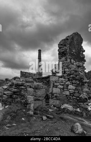 The ruiné Count House and Beyond, la cheminée de la maison de puissance et de compression, Levant Mine, UNESCO World Heritage site, St Just, Cornwall, Royaume-Uni. Version N/B Banque D'Images