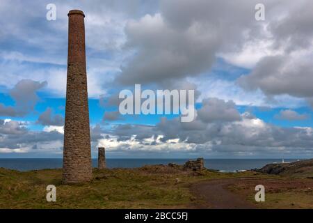 Timbres cheminée de maison de moteur. Levant Mine, Penwith Peninsula, Cornwall, Royaume-Uni. Paysage minier de Cornwall et du Devon Ouest site du patrimoine mondial de l'UNESCO Banque D'Images