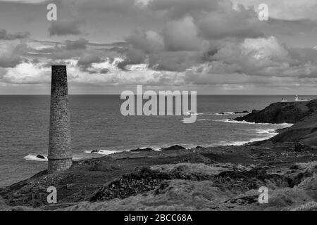 Pile de Calciner. Levant Mine, Penwith Peninsula, Cornwall, Royaume-Uni : site classé au patrimoine mondial de l'UNESCO. Version noir et blanc Banque D'Images