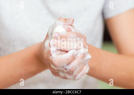 Fille se lavant les mains frottant savon à la prévention du coronavirus, hygiène personnelle pour l'arrêter de se répandre Banque D'Images