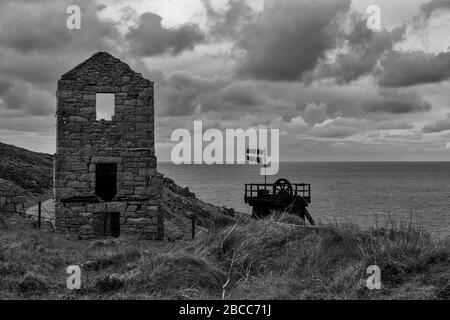 Ruines de la maison de pompage, Levant Mine, site classé au patrimoine mondial de l'UNESCO, Penwith Peninsula, Cornwall, Royaume-Uni. Version noir et blanc Banque D'Images