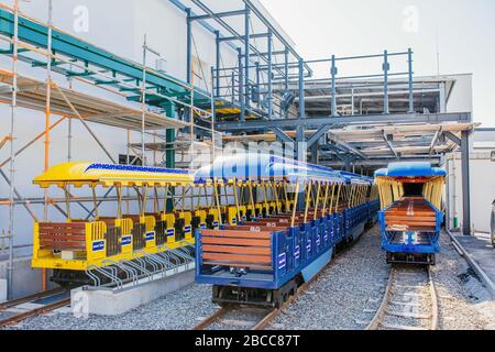 Rouille, Allemagne. 02 avril 2020. Les wagons vides d'un train miniature pour les visiteurs du parc se trouvent dans leur dépôt sur le parc Europa. Le parc d'attractions le plus visité de la région germanophone est actuellement fermé en raison de la crise actuelle de Corona. Le début de la saison était prévu pour le 21 mars et une nouvelle date possible pour la réouverture est prévue pour le 19 avril. Crédit: Philipp von Ditfurth/dpa/Alay Live News Banque D'Images