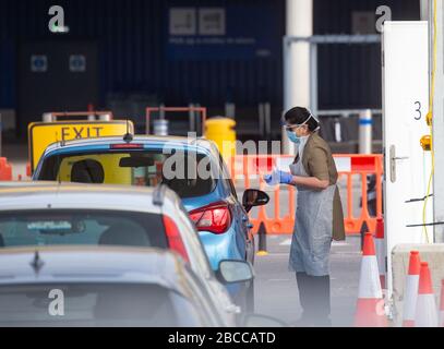 Londres, Royaume-Uni. 04 avril 2020. Une installation d'essai au volant pour le personnel du NHS uniquement, dans le parking d'IKEA Wembley. Tests de coronavirus pour le personnel du NHS. Crédit: Tommy London/Alay Live News Banque D'Images