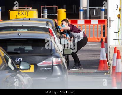 Londres, Royaume-Uni. 04 avril 2020. Une installation d'essai au volant pour le personnel du NHS uniquement, dans le parking d'IKEA Wembley. Tests de coronavirus pour le personnel du NHS. Crédit: Tommy London/Alay Live News Banque D'Images