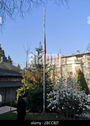 (200404) -- SARAJEVO, 4 avril 2020 (Xinhua) -- Un drapeau national chinois vole en demi-mât pour pleurer les martyrs morts dans la lutte contre le nouvel épidémie de coronavirus (COVID-19) et les compatriotes morts de la maladie à l'ambassade chinoise en Bosnie-Herzégovine (BiH) à Sarajevo, BiH, le 4 avril 2020. (Ambassade de Chine en Bosnie-Herzégovine/document de travail via Xinhua) Banque D'Images