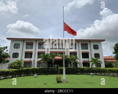 (200404) -- PORT MORESBY, 4 avril 2020 (Xinhua) -- Un drapeau national chinois vole en demi-mât pour pleurer les martyrs morts dans la lutte contre la nouvelle épidémie de coronavirus (COVID-19) et les compatriotes morts de la maladie à l'ambassade chinoise en Papouasie-Nouvelle-Guinée à Port Moresby, Papouasie-Nouvelle-Guinée, le 4 avril 2020. (Ambassade de Chine en Papouasie-Nouvelle-Guinée/document d'informations via Xinhua) Banque D'Images