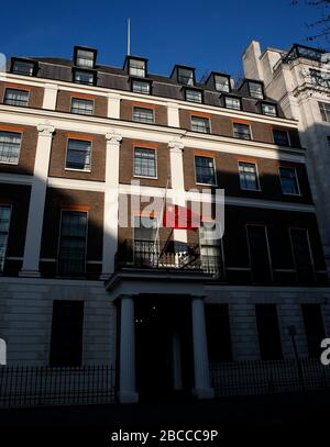 Londres, Grande-Bretagne. 4 avril 2020. Un drapeau national chinois vole en demi-mât pour pleurer les martyrs morts dans la lutte contre la nouvelle épidémie de coronavirus (COVID-19) et les compatriotes morts de la maladie à l'ambassade de Chine au Royaume-Uni à Londres, en Grande-Bretagne, le 4 avril 2020. Crédit: Han Yan/Xinhua/Alay Live News Banque D'Images