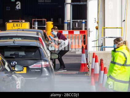 Londres, Royaume-Uni. 04 avril 2020. Une installation d'essai au volant pour le personnel du NHS uniquement, dans le parking d'IKEA Wembley. Tests de coronavirus pour le personnel du NHS. Crédit: Tommy London/Alay Live News Banque D'Images