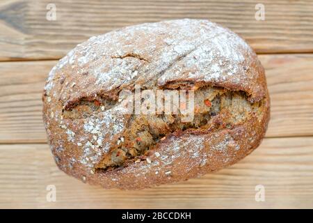 Pain maison sans levure avec carottes. Pâtisseries brunes avec carottes et noix. Vue sur le dessus, se trouve sur une planche en bois. Banque D'Images