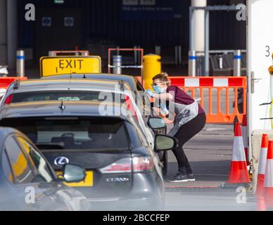 Londres, Royaume-Uni. 04 avril 2020. Une installation d'essai au volant pour le personnel du NHS uniquement, dans le parking d'IKEA Wembley. Tests de coronavirus pour le personnel du NHS. Crédit: Tommy London/Alay Live News Banque D'Images