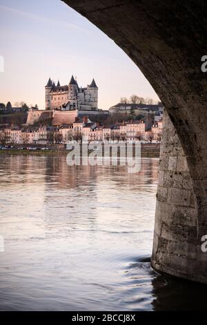 Panorama de Saumur horizon sous un pont arche avec château médiéval et églises, centre-ville et pont le long de la Loire, France Banque D'Images
