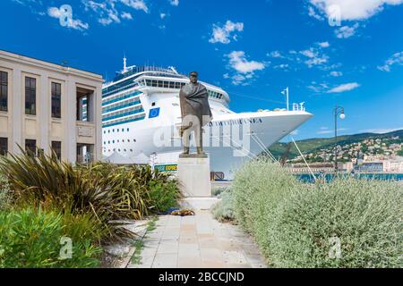 Trieste - Août 2016, région Friuli Venezia Giulia, Italie: Port de Trieste, monument du Nazario Sauro Banque D'Images