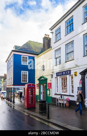 High Street, Totnes, Devon, montrant la maison de commerce historique du XVIe siècle et la maison de ville du XIXe siècle. Devon, Angleterre, Royaume-Uni. Banque D'Images